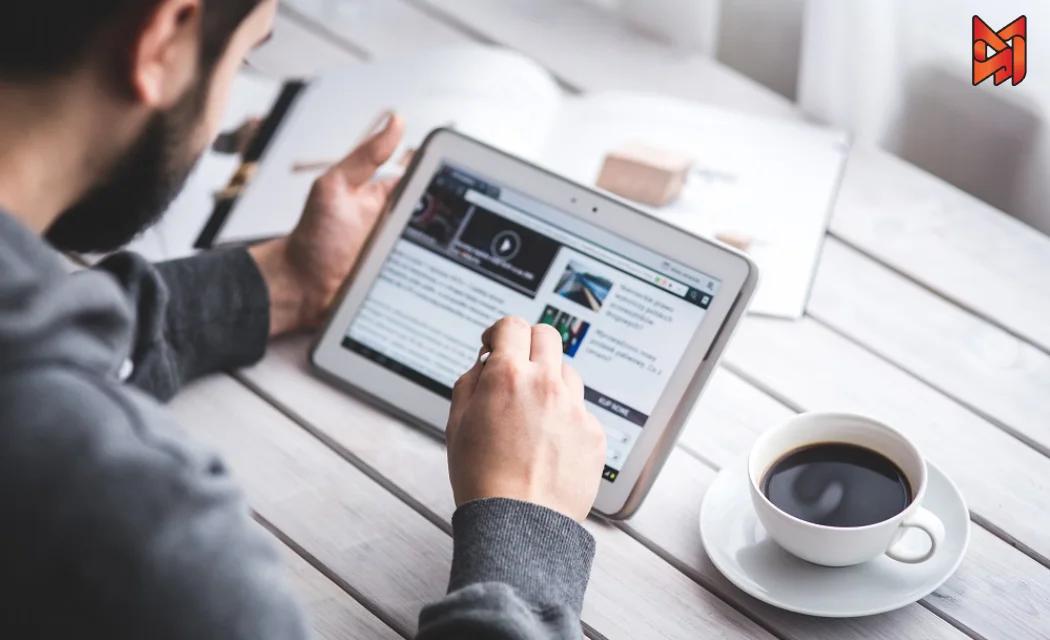SEO expert optimizing a title tag by analyzing contents.