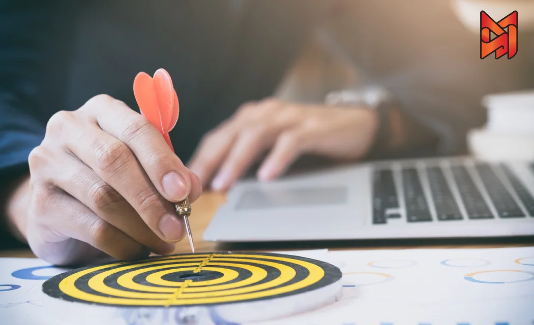 Marketing manager defining SMART goals in a marketing plan to drive business growth.